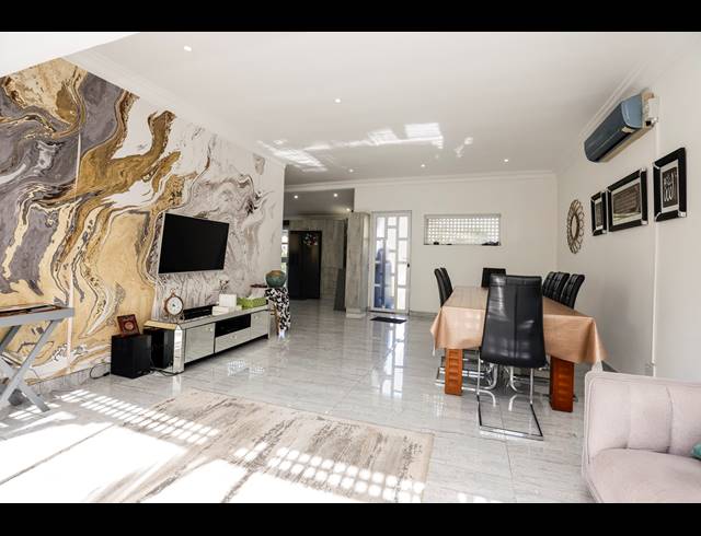 3 BEDROOM APARTMENT FOR SALE IN ESSENWOOD